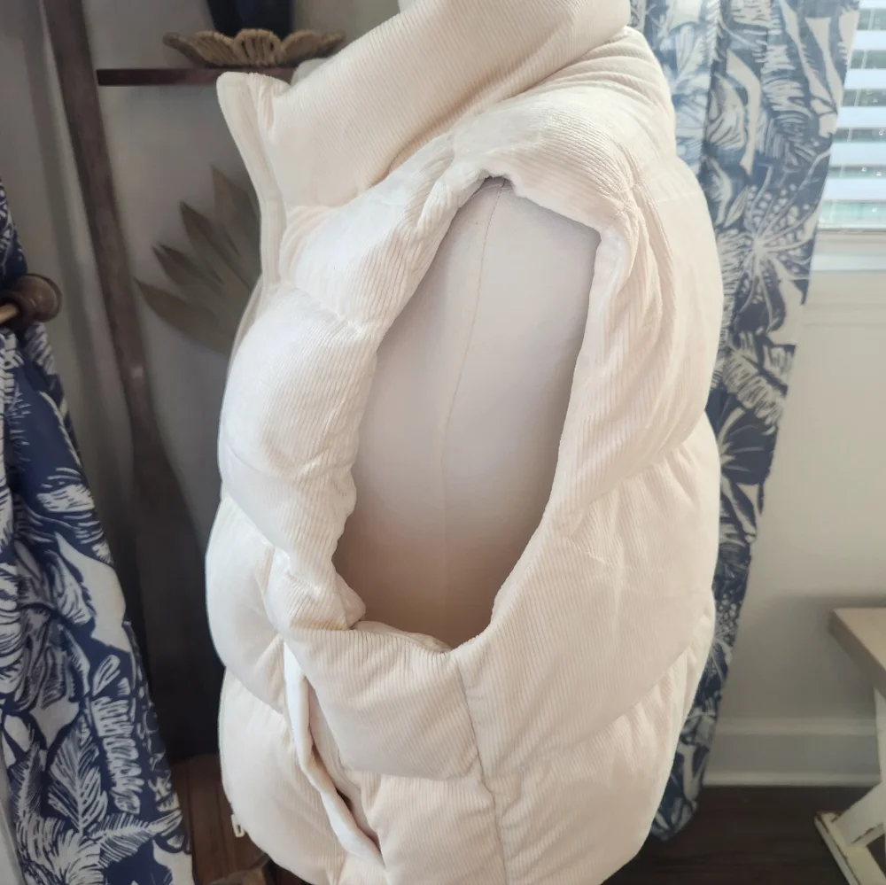 Nuuds Velour Puffer Vest In Bone